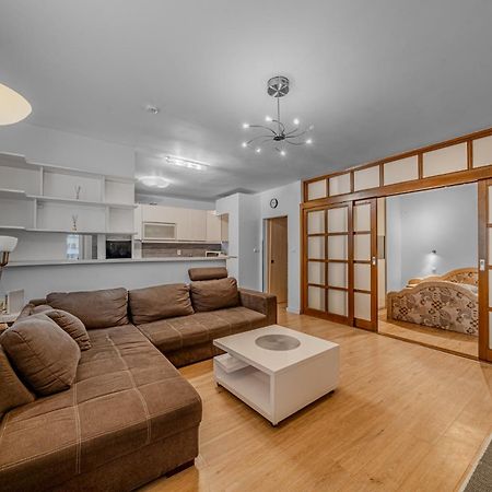 Huge Apartment Next To Train Station Close To The City Center براتسيلافا المظهر الخارجي الصورة