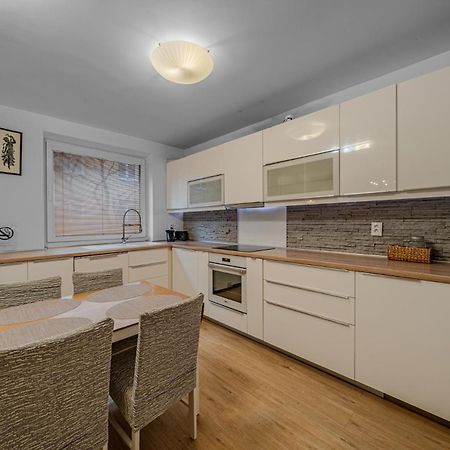 Huge Apartment Next To Train Station Close To The City Center براتسيلافا المظهر الخارجي الصورة