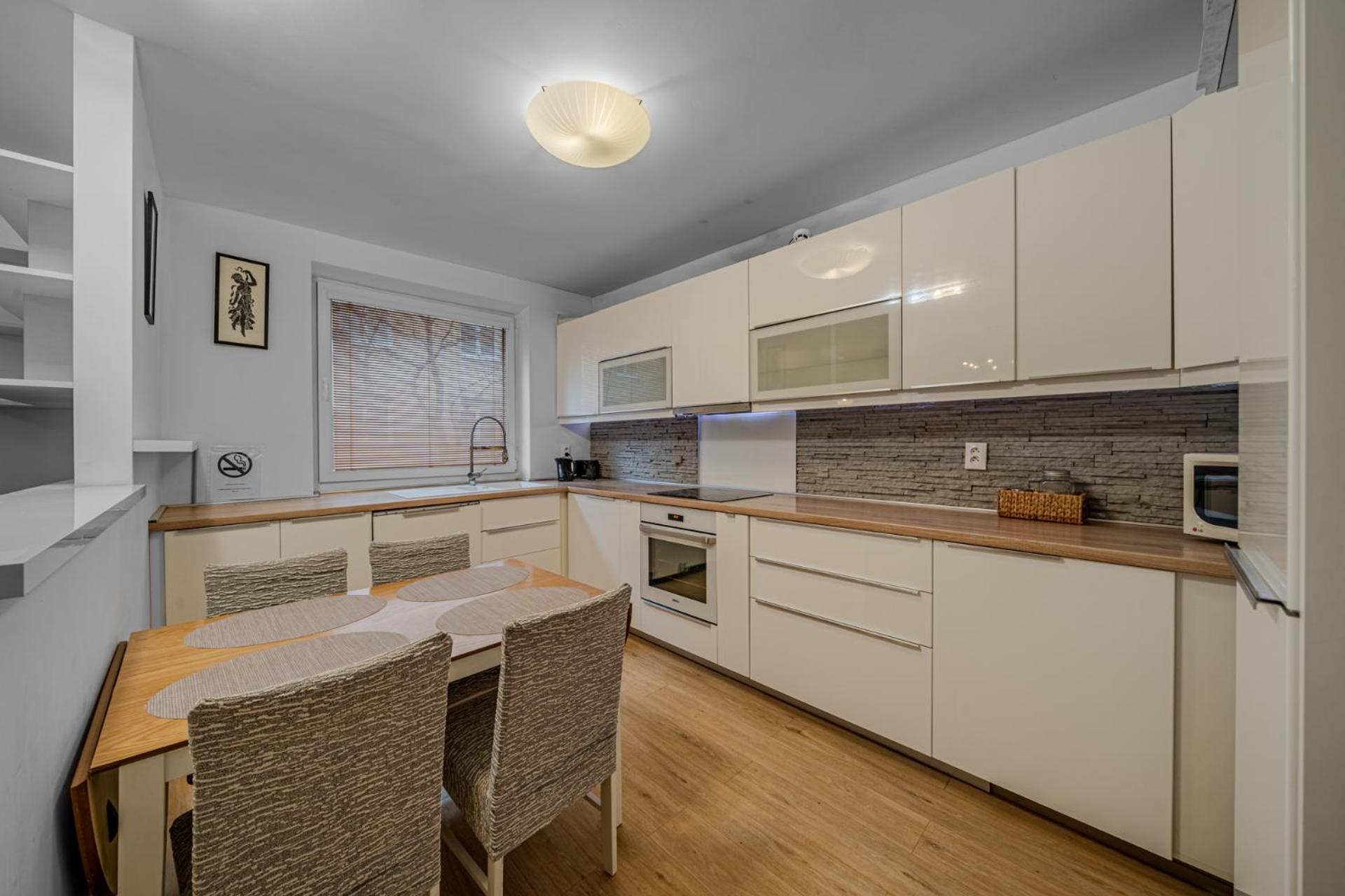 Huge Apartment Next To Train Station Close To The City Center براتسيلافا المظهر الخارجي الصورة